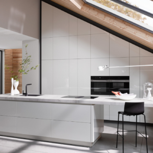 grifflose-designküche-küchenzeile-weiß-mamor-lack