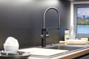 moderne-u-küche-graphit-schwarz-spüle-armatur