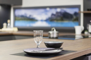 moderne-u-küche-graphit-schwarz-geschirr