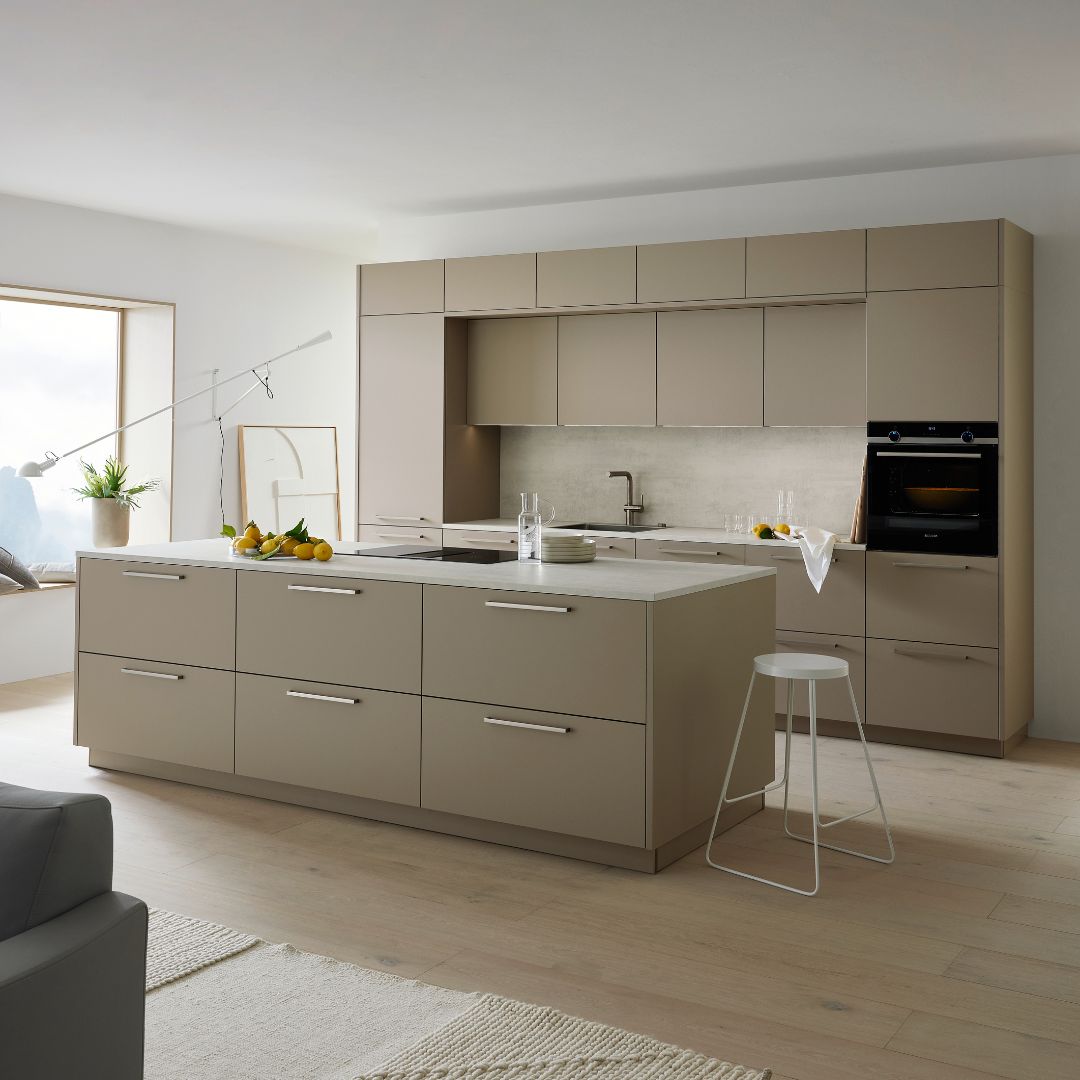 küchenhersteller-nolte-matrix800-design-inselküche-velluto-lava-soft-lack-beton-weiß