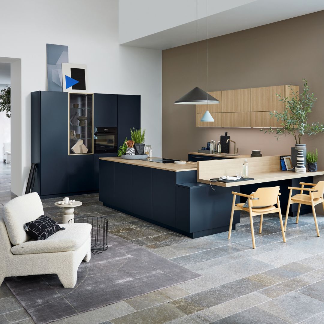 küchenhersteller-nolte-design-u-küche-manhattan-tiefblau-soft-lack-natureiche