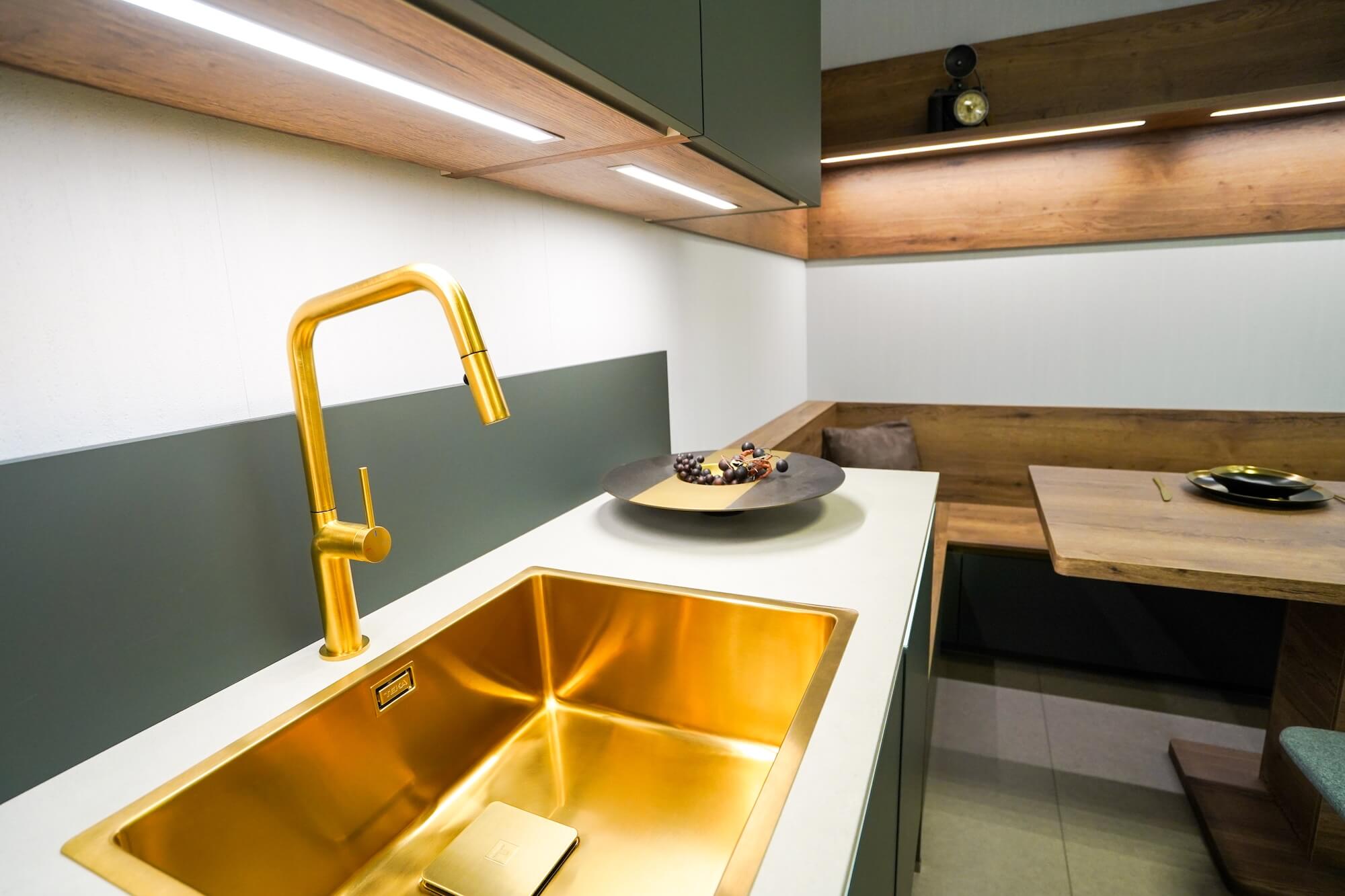 nizza-l-küche-mineralgrün-ultramatt-beton-sand-spüle-gold