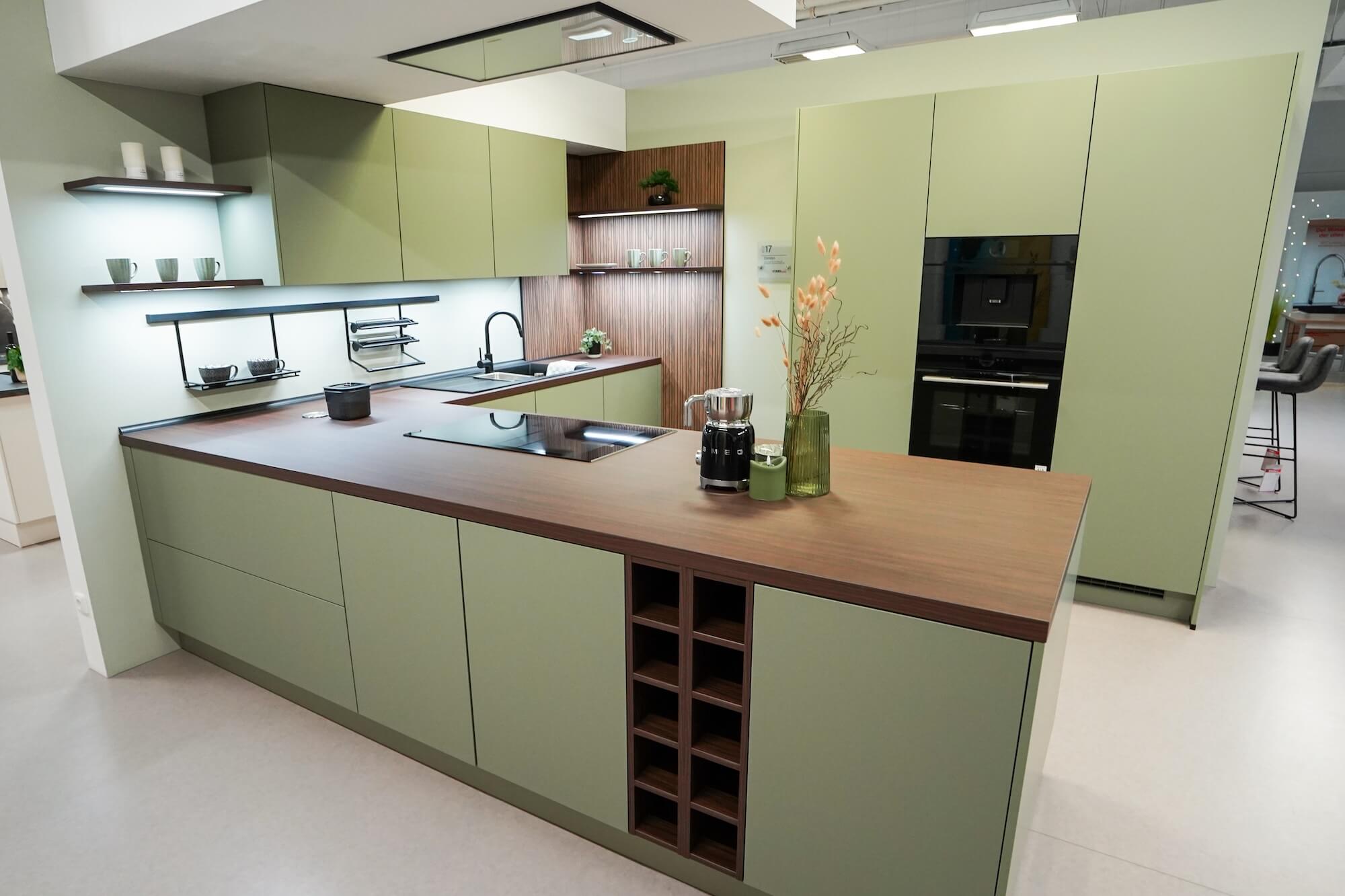 camden-moderne-grifflose-küche-olive-nussbaum-lack-matt