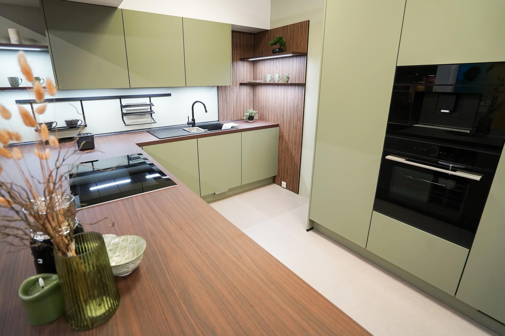 camden-moderne-grifflose-küche-olive-nussbaum-lack-matt