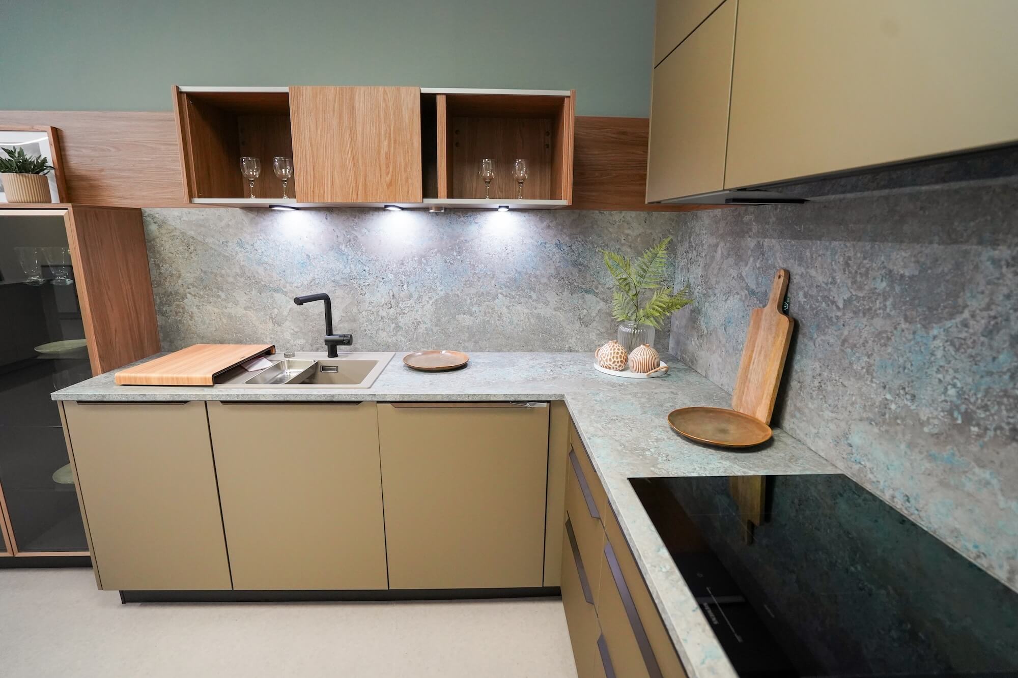 n120-vegas-l-küche-champagner-metallic-granit-türkis