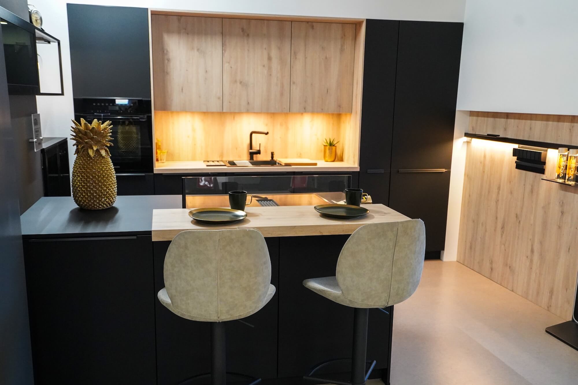Häcker-inselküche-modern-perfect-soft-schwarz-mattlack