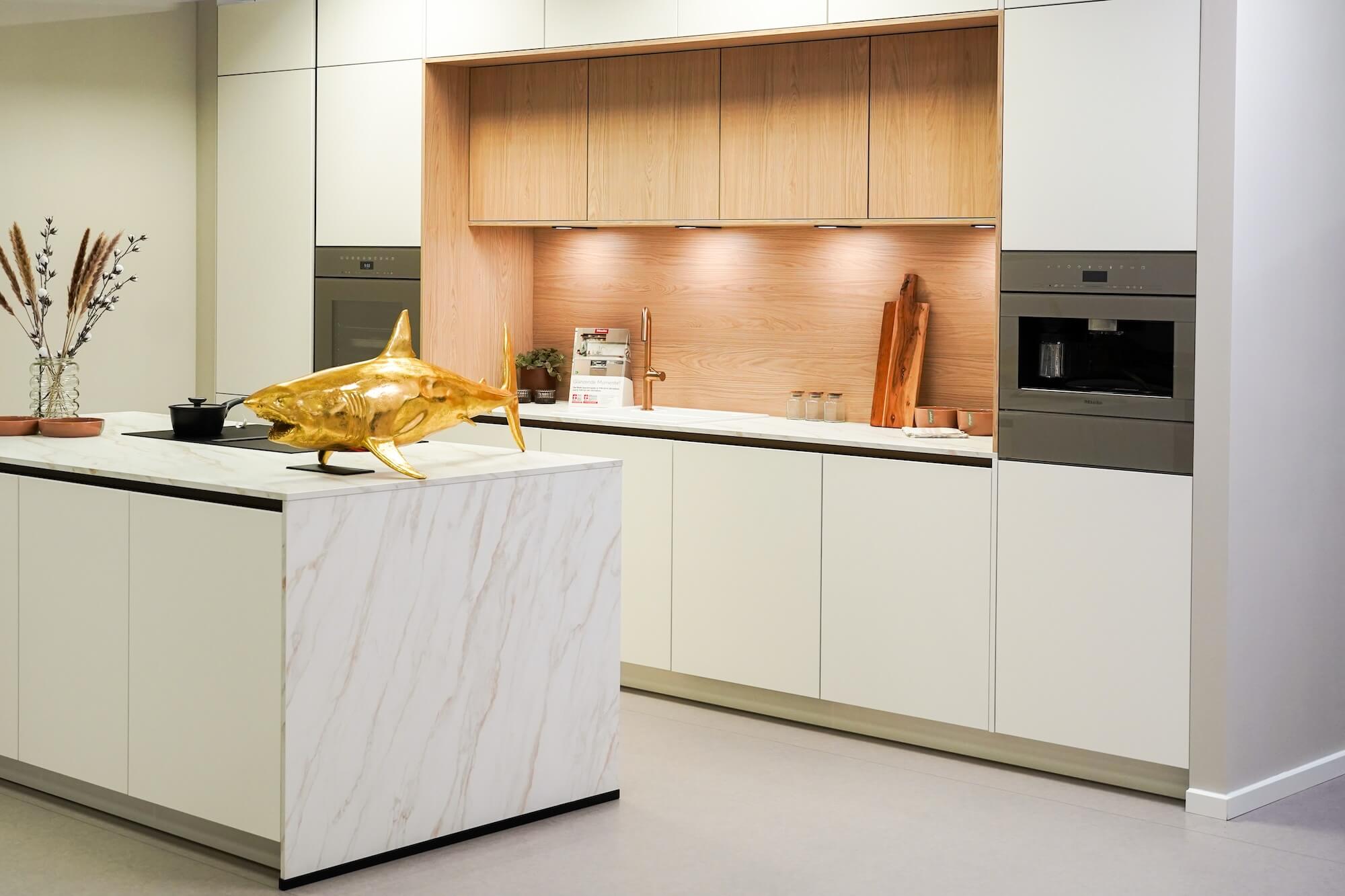 indiana-moderne-inselküche-lack-magnolia-matt