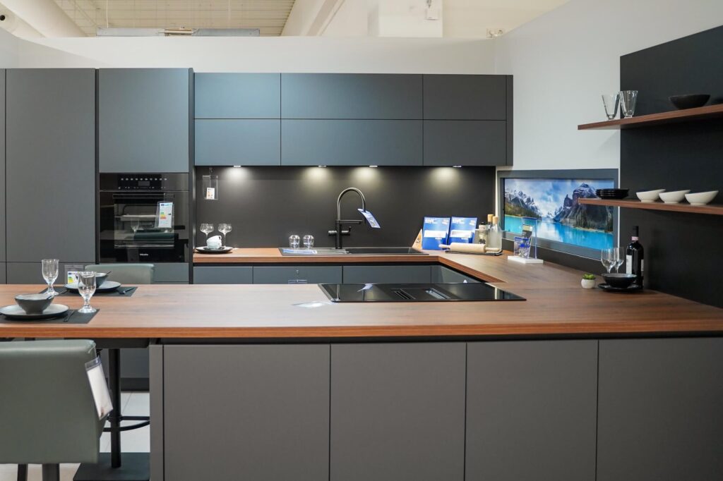 u-küche-grifflos-holz-schwarz