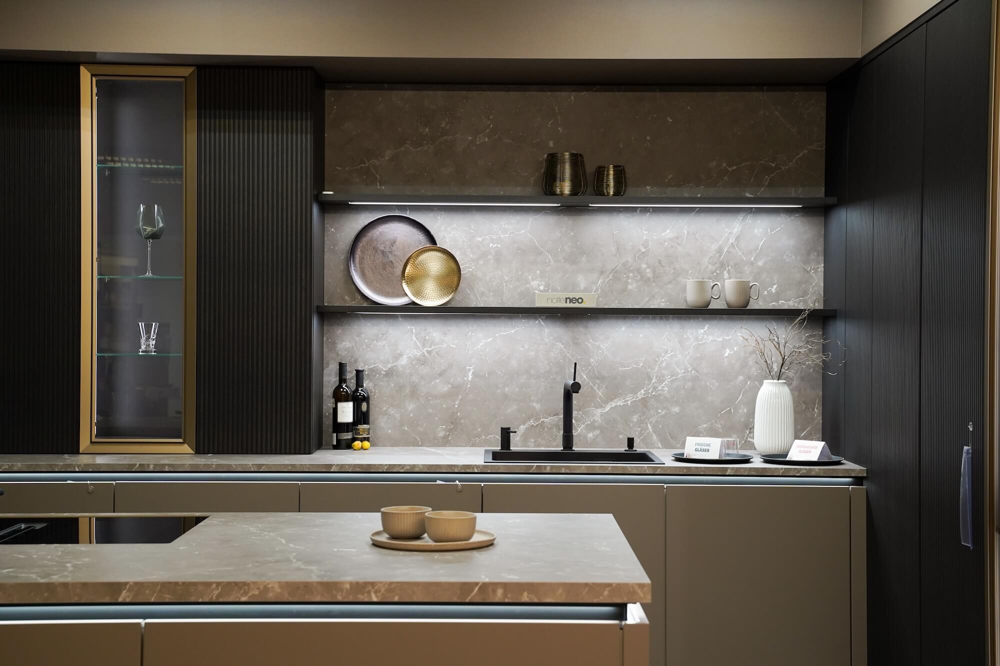 neo-lodge-moderne-küche-eiche-mamor-grau