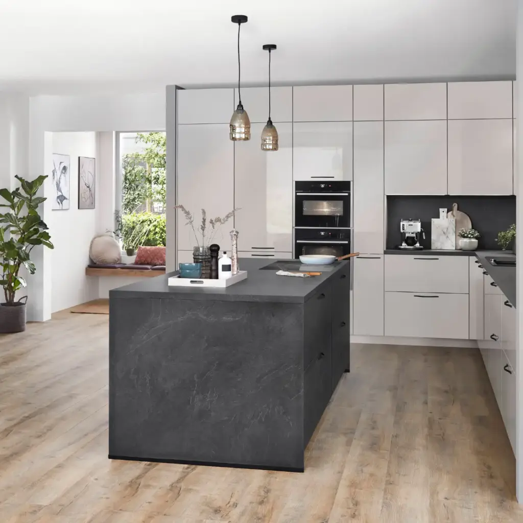 küchenhersteller-nobilia-l-inselkueche-schieferschwarz-lack-weiß-modern