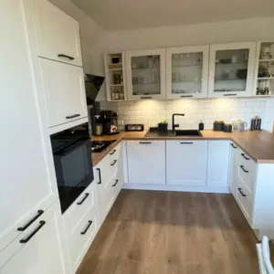 referenzküche-landhaus-u-küche-holz-weiß