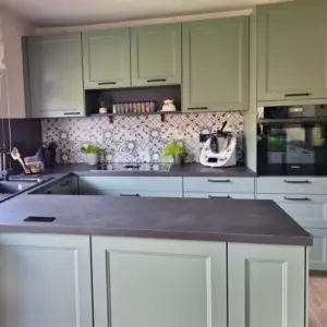 referenzküche-landhaus-u-küche-grün-schiefergrau