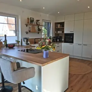 referenzküche-landhaus-u-küche-weiß-holz