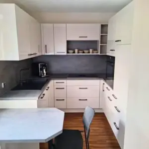 referenzküche-klassische-u-küche-weiß-schiefergrau