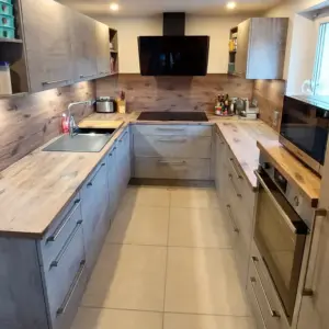 referenzküche-klassische-u-küche-holz-braun-grau