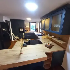 referenzküche-u-landhaus-küche-schwarz-holz