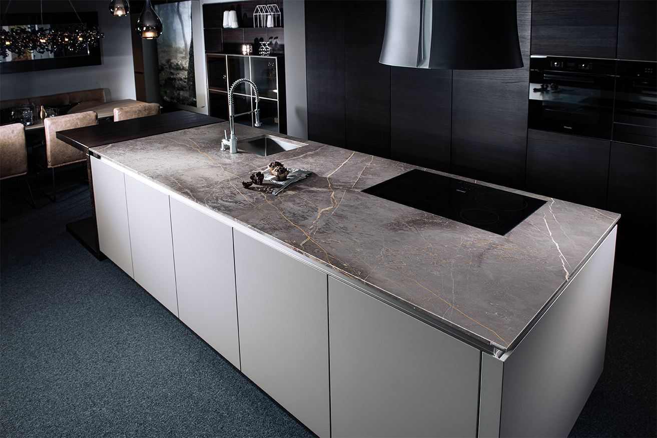 strasser-design-inselküche-grau-matt-kermik