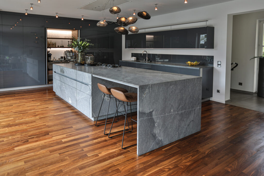 mcr-arbeitsplatte-atlantic-stone-inselküche-design