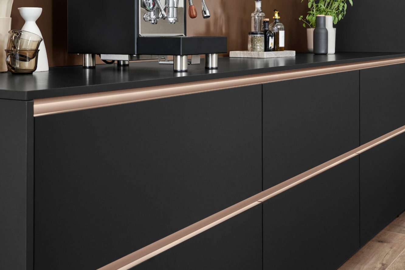 Nobilia Designkueche Schwarz matt mit Griffmulden Bronze