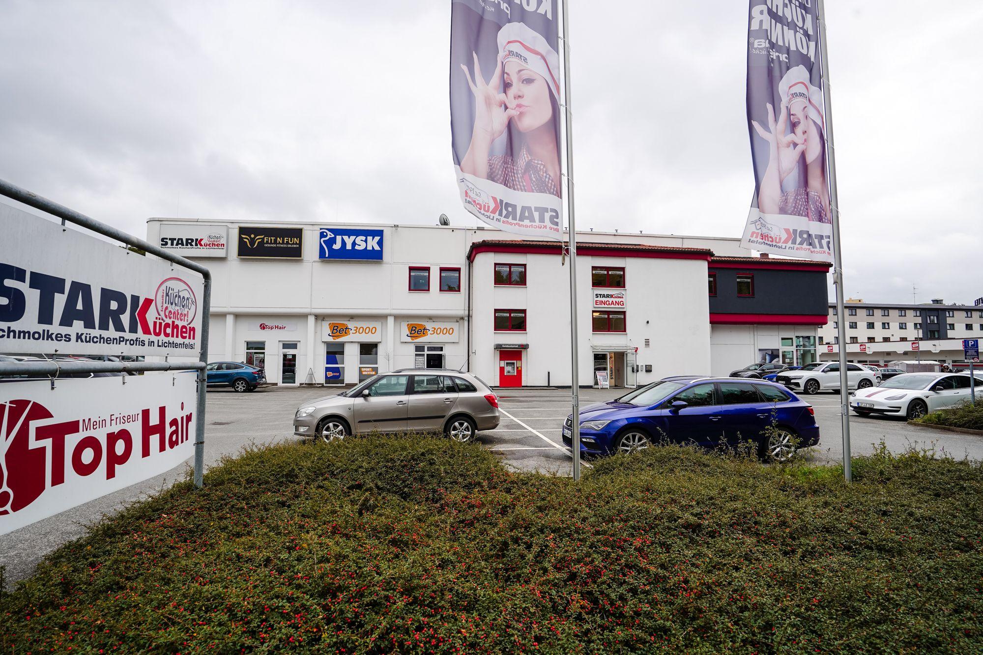starkkuechen-kuechenstudio-lichtenfels-aussenansicht-mit-fahnen