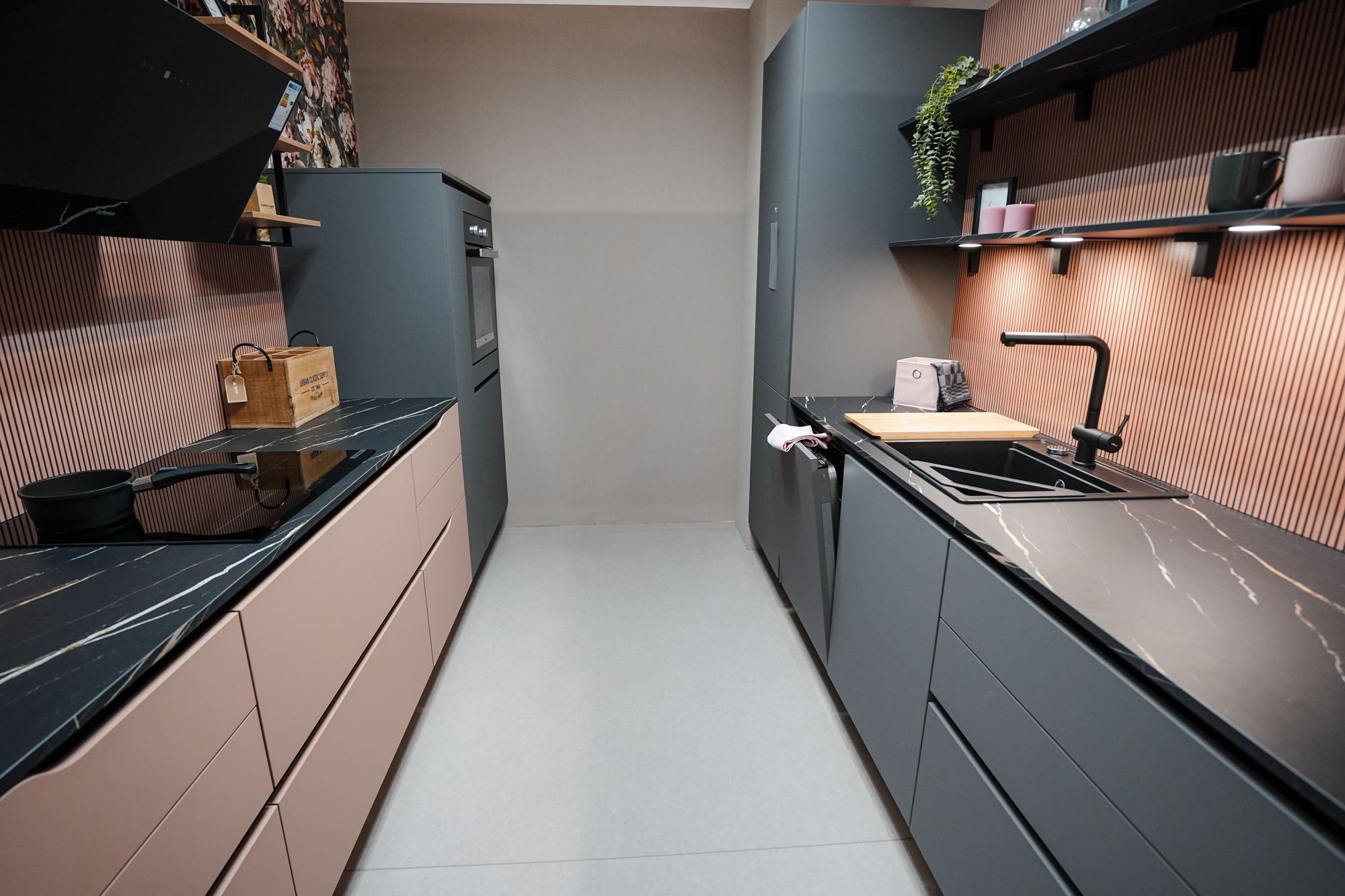 starkkuechen-moderne-grifflose-kueche-altrosa-anthrazit-marmor-arbeitsplatte