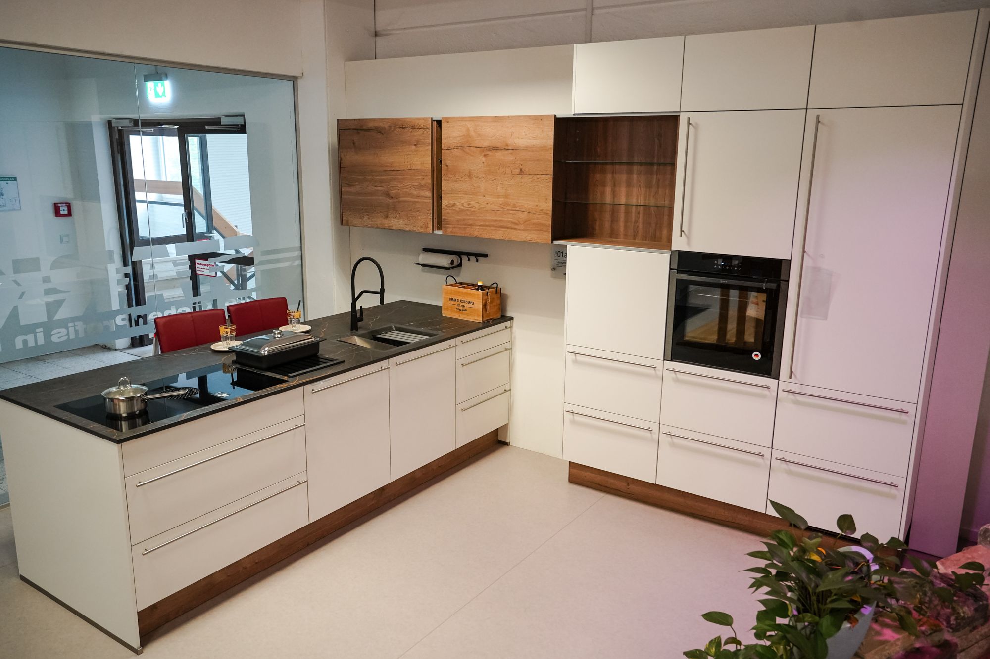 starkkuechen-weisse-l-kueche-grifflos-mit-altholz-haengeschrank-und-marmor-arbeitsplatte