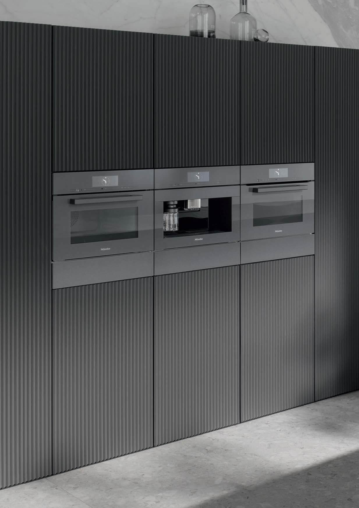 Miele-Einbaubackofen-Dampfgarer-Kaffeemaschine