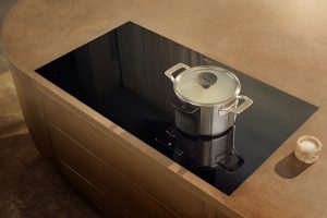Miele-Induktionskochfeld-KM-8000-mit-M-Sense-Kochgeschirr