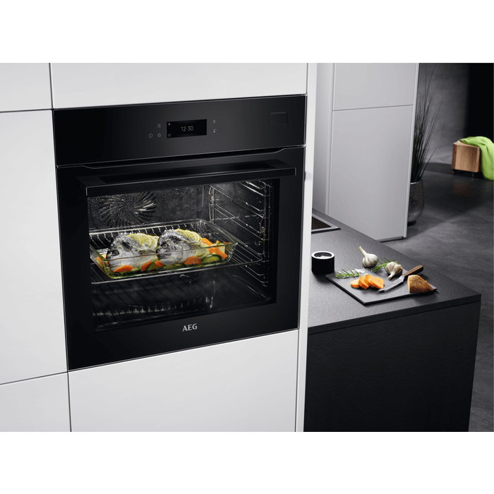 AEG Einbaubackofen in Schwarz mit Edelstahlgriff