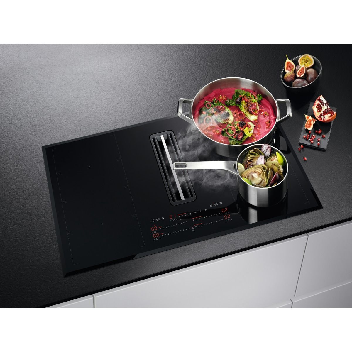 AEG Induktionskochfeld mit integriertem Dunstabzug beim Kochen