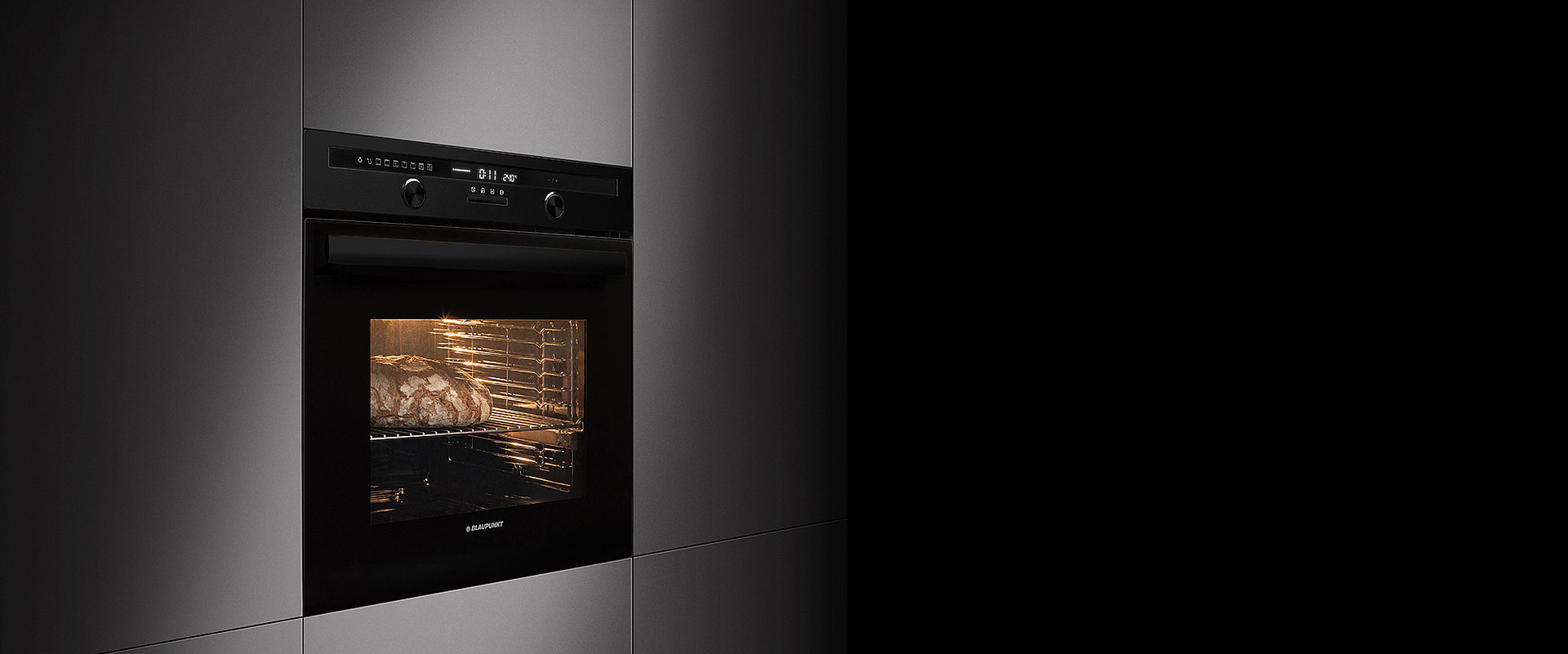 Blaupunkt Backofen in Schwarz, eingebaut in eine dunkle Küchenfront