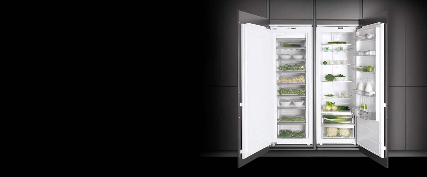 Blaupunkt Einbaukühlschrank mit geöffneten Türen und Kühlzonen