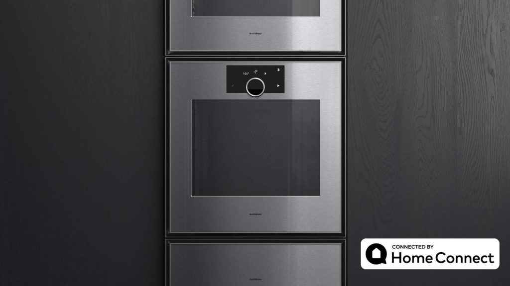 Vernetzte Küchengeräte: Gaggenau Backofen mit Home Connect in einer smarten Küche