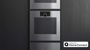 Vernetzte Küchengeräte: Gaggenau Backofen mit Home Connect in einer smarten Küche