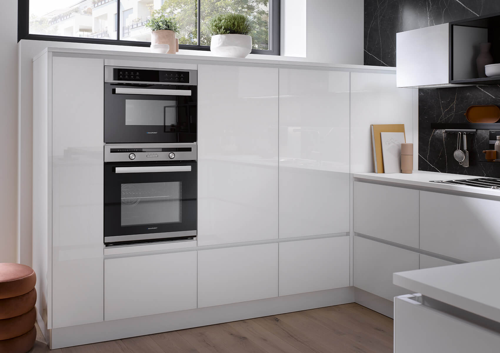 Häcker U-Küche in Weiß Hochglanz mit Blaupunkt Einbaugeräten im Hochschrank
