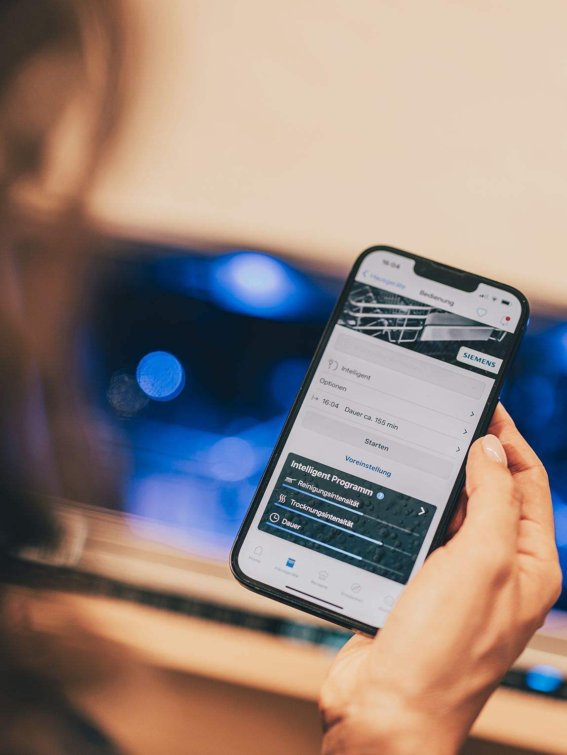 Vernetzte Küchengeräte: Siemens Geschirrspüler mit Home Connect App auf dem Smartphone