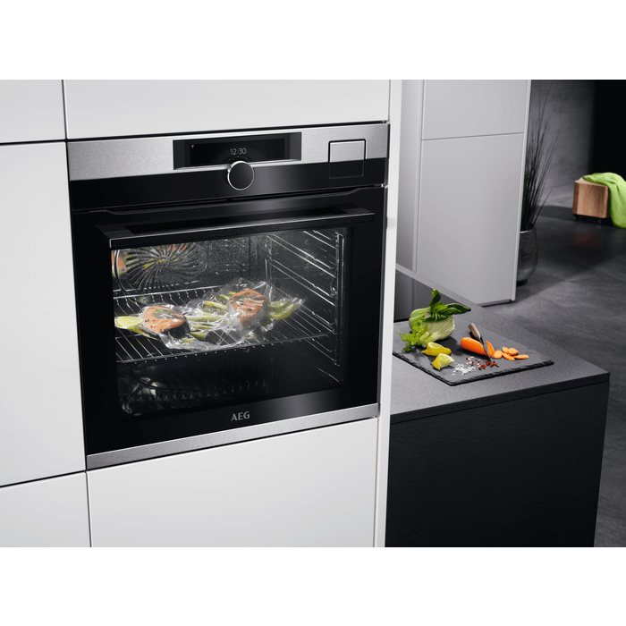 AEG Dampfbackofen mit SousVide-Funktion und Kerntemperaturfühler