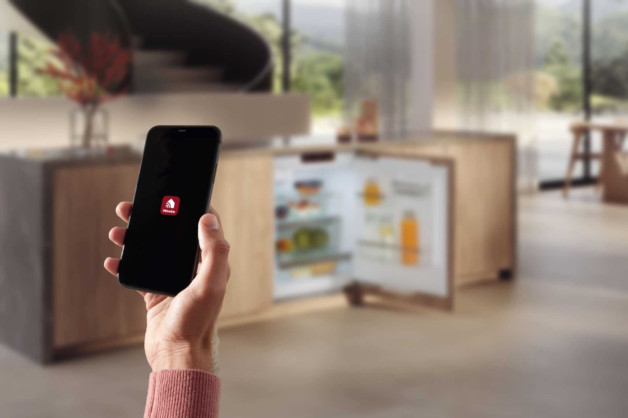 Smarte Küche: Miele Kühlschrank mit Miele App auf dem Smartphone