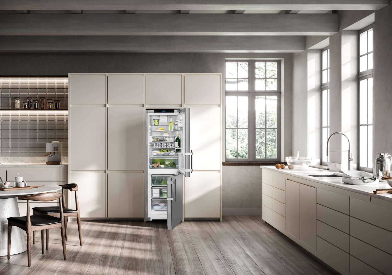 Liebherr Kühlschrank eingebaut in eine Hochschrankwand einer hellen Küche