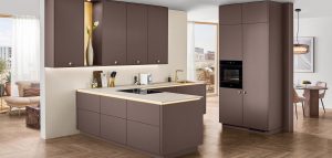 Nobilia Frontprogramme 2027: Halbinselküche mit Lackfront SENSO 498 in Berry Premium matt